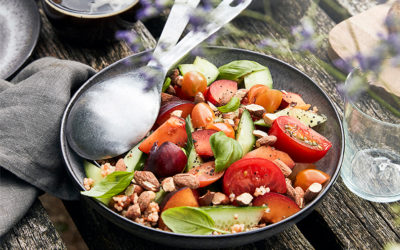 Bulgur salad with tomato and plum