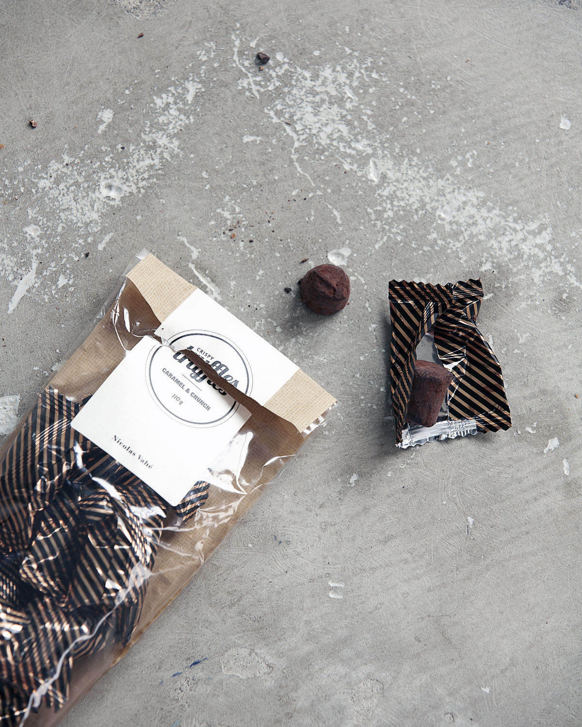 Cocoa truffle with caramel and crunch, 110 g.